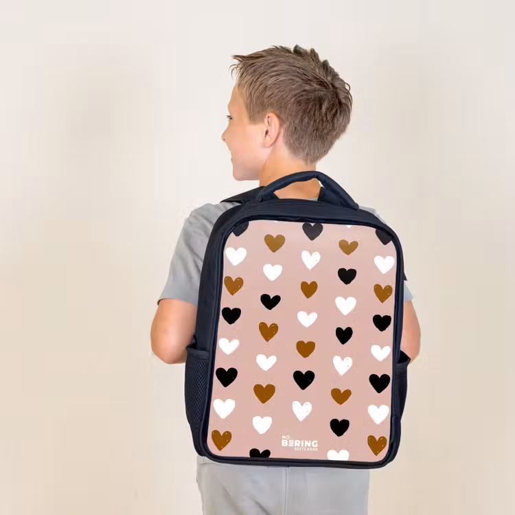 Kids backpack - Black, white and brown heart pattern on vintage pink background — 2