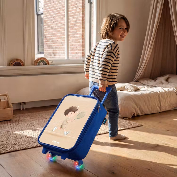 Children's suitcase - Blue - Boy plays tennis on sand-colored background — 2