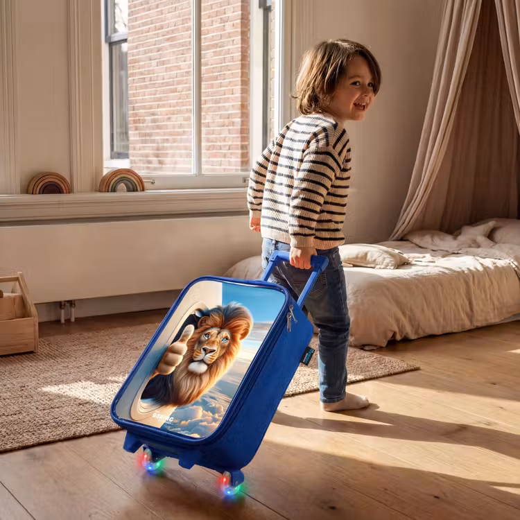 Children's suitcase - Blue - Lion out an airplane window with his thumb up — 2