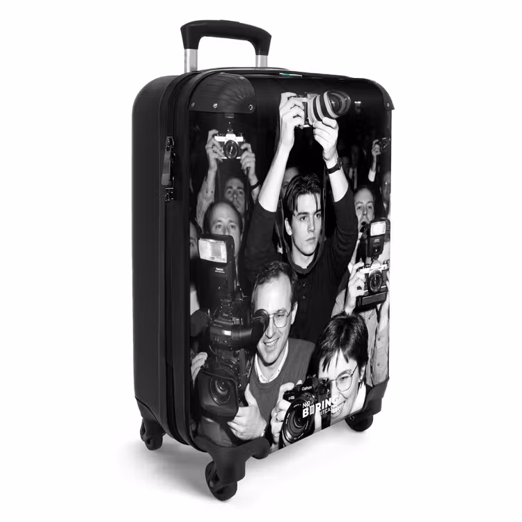 Suitcase - Photographers - Crowd - Flashes - Journalism — 4