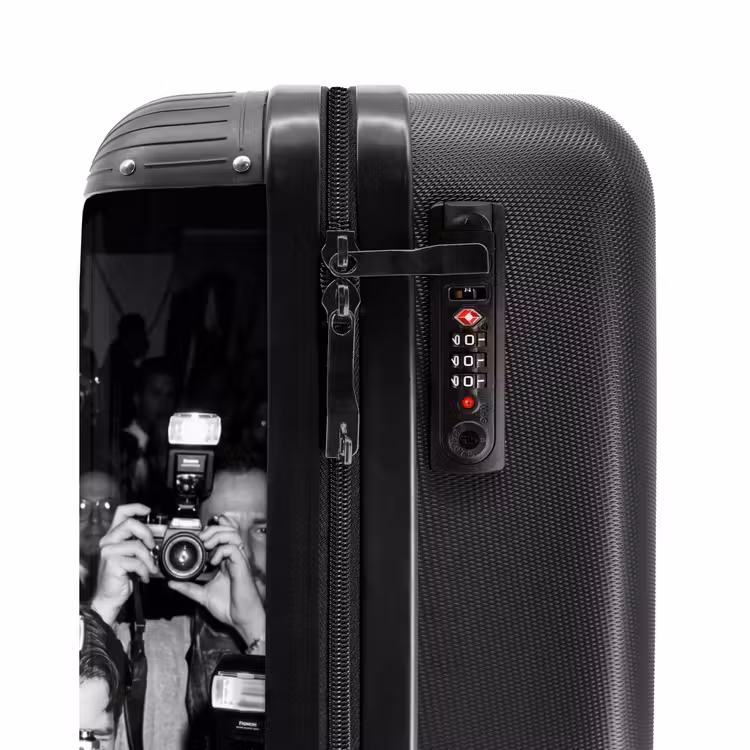 Suitcase - Photographers - Crowd - Flashes - Journalism — 5
