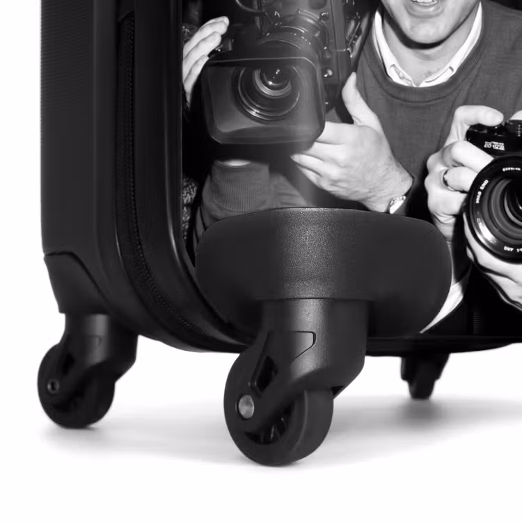 Suitcase - Photographers - Crowd - Flashes - Journalism — 6
